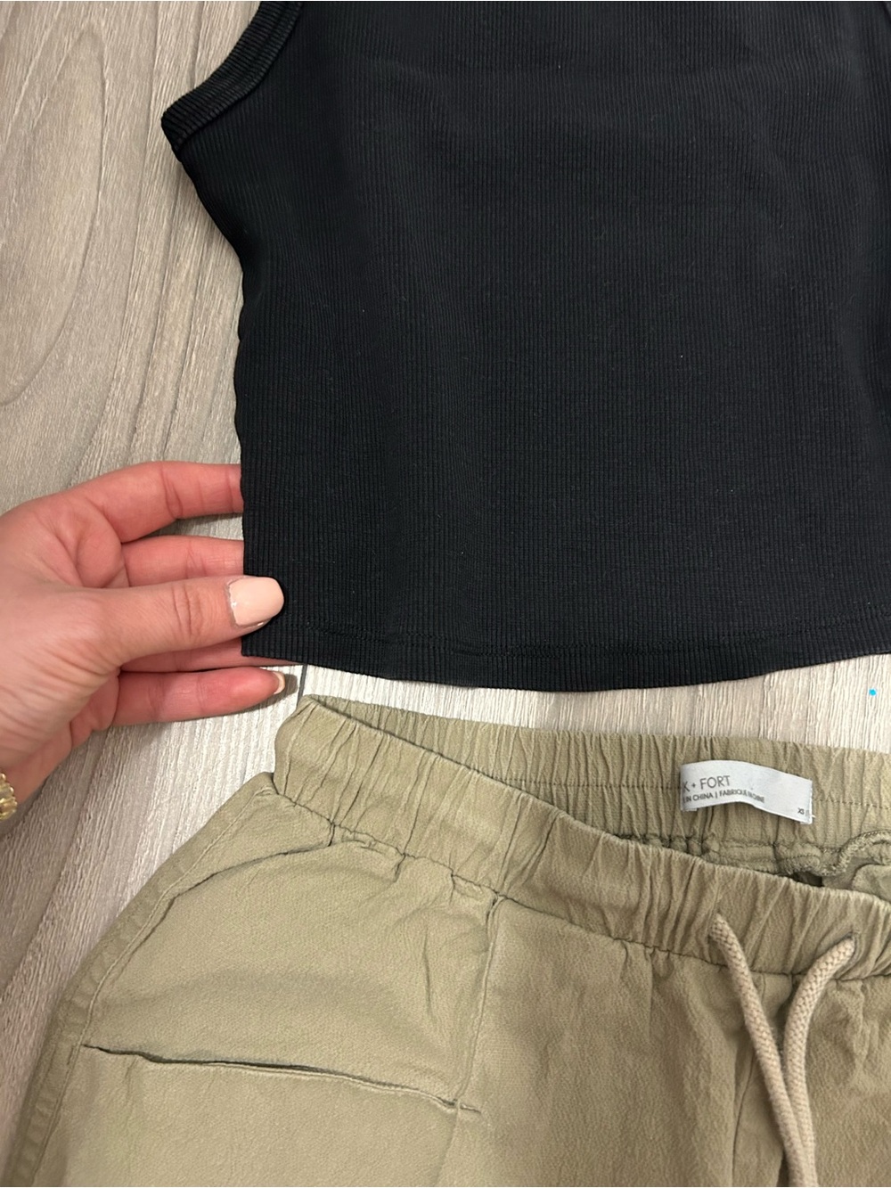 Black Ribbed Cropped Tank Top - Picture 4 of 4